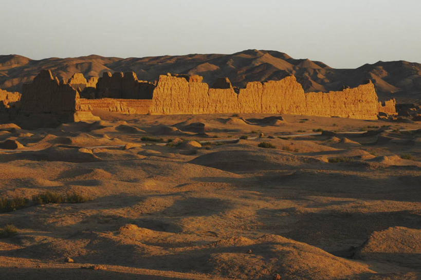 无人,横图,室外,白天,日落,沙漠,城市,日光,墙,地平线,辽阔,地面,历史,废墟,黄昏,广阔,摄影,宁静,一望无际,气候,延伸,吐鲁番,天地相交,新疆维吾尔自治区,无边无际,一马平川,古代文明,彩图,旅行,过去