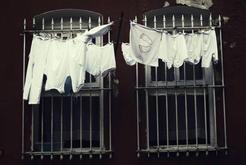 无人,横图,室外,白天,窗户,建筑,欧洲,吊挂,悬挂,房屋,篱笆,挂,洗衣服,衣服,白色,晾衣服,摄影,中东,伊斯坦布尔,烘干,彩图,伊斯坦布尔省