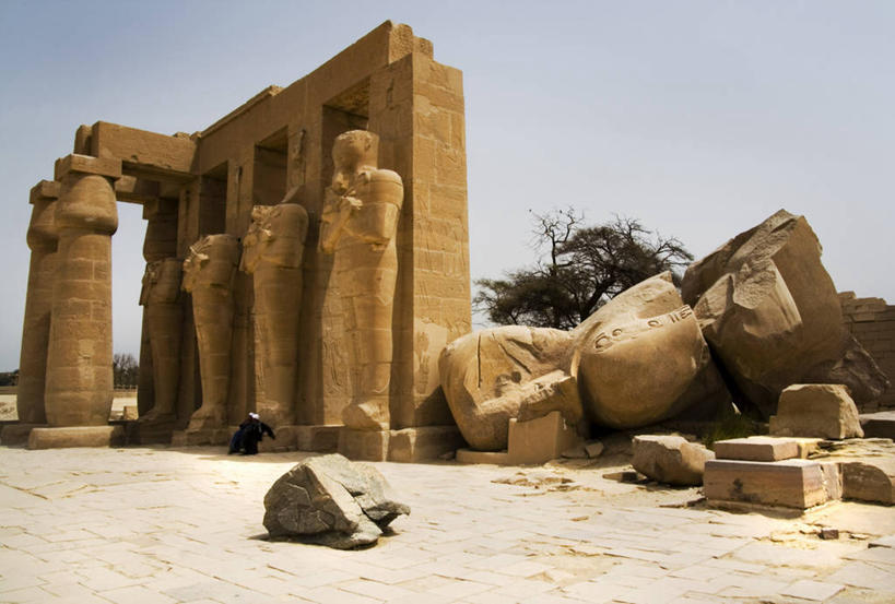 无人,横图,室外,白天,建筑,雕塑,埃及,破碎,雕像,历史,破坏,破损,废墟,树,地标建筑,摄影,巨大,庞大,粉碎,损坏,中东,法老,毁坏,北非,摧毁,埃及文化,宏大,硕大,伟大,古埃及文明,古代文明,拉美西斯二世大神殿,底比斯,彩图,旅行,过去,埃及卢克索