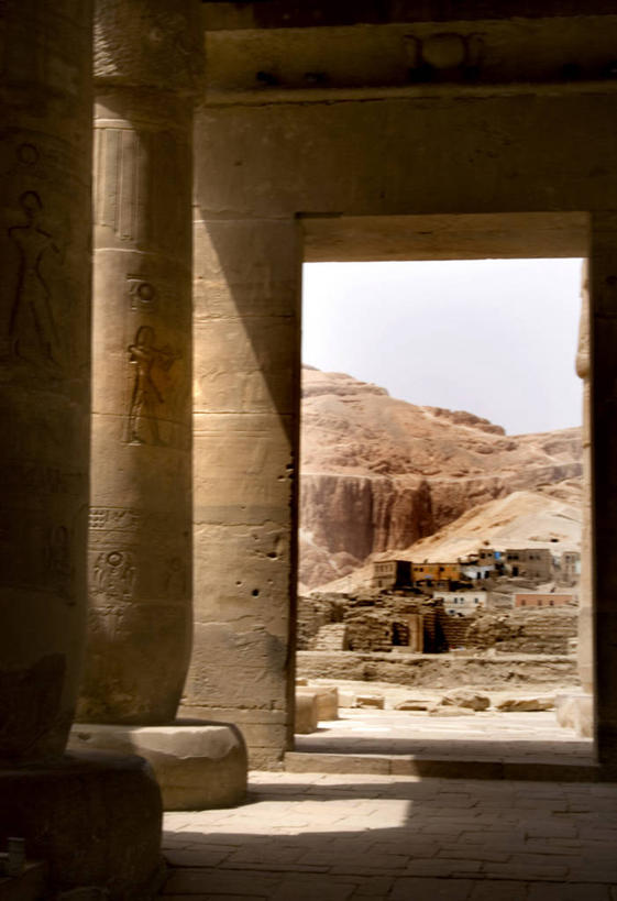 无人,竖图,室外,白天,旅游,度假,美景,建筑,日光,埃及,柱子,地形,景观,悬崖,历史,娱乐,自然,地标建筑,享受,休闲,景色,放松,摄影,中东,象形文字,自然风光,北非,埃及文化,古埃及文明,古代文明,拉美西斯二世大神殿,底比斯,彩图,旅行,过去,埃及卢克索