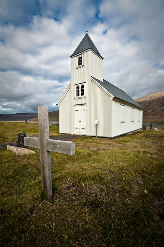 无人,教堂,竖图,室外,白天,旅游,度假,美景,建筑,欧洲,冰岛,小的,十字架,景观,娱乐,自然,享受,休闲,墓地,景色,放松,摄影,自然风光,北欧,宗教用品,冰岛共和国,彩图,西峡湾区