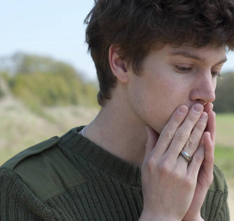 成年人,脸,头,脸颊,一个人,方图,室外,特写,白天,英国,仅一个男性,仅一个人,注视,休闲装,肩膀,仅一个年轻男性,衣服,观察,看,思考,遮,遮掩,摄影,头像,观看,察看,掩盖,遮挡,关注,北欧,遮盖,悲哀,掩饰,担心,男人,男性,年轻男性,年轻人,头部,脸部,脸蛋,面部,彩图,捂住,白日梦