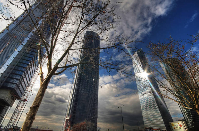 无人,横图,室外,镜头眩光,仰视,度假,美景,太阳,天际线,城市风光,城市,建筑,摩天大楼,日光,西班牙,反射,景观,云,首都,娱乐,树,天空,享受,休闲,马德里,办公大楼,景色,放松,摄影,市区,马德里省,伊比利亚半岛,耀斑,彩图,低角度拍摄,旅行