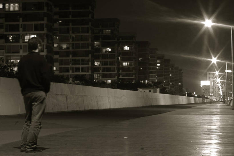 成年人,一个人,横图,黑白,室外,夜晚,消失点,寂寞,城市,建筑,街道,路灯,摩天大楼,釜山,韩国,仅一个男性,休闲装,摄影,照亮,庆尚南道,朝鲜半岛,步行,独处