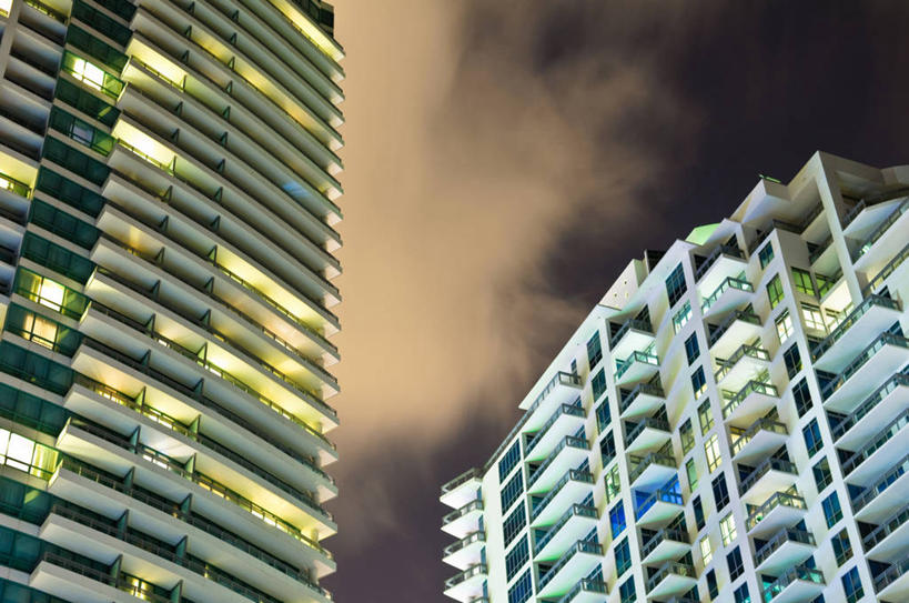 无人,横图,室外,夜晚,仰视,阳台,建筑,酒店,摩天大楼,美国,公寓,光亮,办公大楼,摄影,照亮,北美,北美洲,美洲,佛罗里达,好莱坞,佛罗里达州,佛州,阳光州,北亚美利加洲,亚美利加洲,彩图,低角度拍摄,布劳沃德县,美利坚合众国