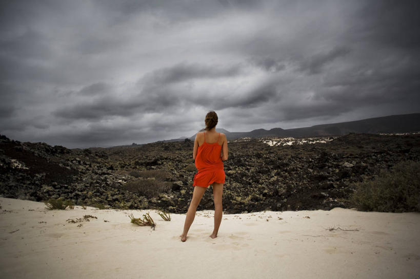 站,横图,室外,白天,美景,西班牙,沙子,地平线,景观,乌云,辽阔,地面,背面,自然,广阔,景色,摄影,宁静,一望无际,自然风光,延伸,加那利群岛,伊比利亚半岛,天地相交,无边无际,一马平川,兰萨罗特岛,大西洋群岛,海滩,彩图,太阳裙,独处