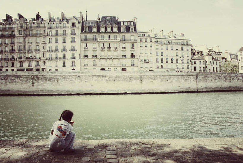 儿童,头发,一个人,无人,蹲,横图,阶调图片,室外,白天,纯洁,河流,城市,建筑,法国,巴黎,仅一个女性,仅一个人,公寓,首都,小孩,背面,黑色,看,仅一个小孩,思考,可爱,童年,童趣,摄影,塞纳河,童真,烂漫,无邪,中欧,法兰西岛大区,天真,女孩,女人,女性,孩子,旅行,斯德岛,女生,独处