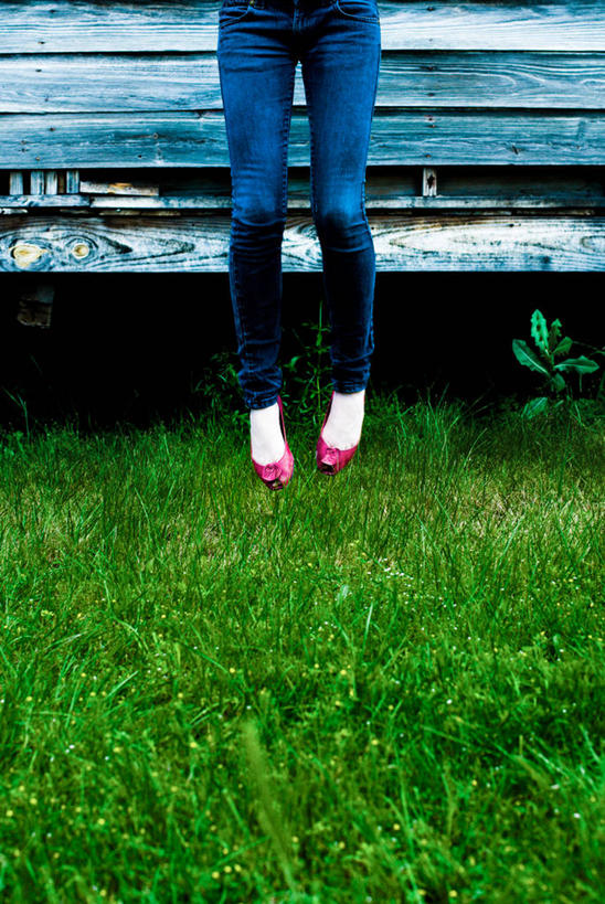 成年人,腿,一个人,竖图,室外,白天,正面,鞋子,美国,仅一个年轻女性,仅一个女性,仅一个人,半空,牛仔裤,休闲装,草,衣服,人体,摄影,北美,北美洲,美洲,平底鞋,苗条,德克萨斯,北亚美利加洲,亚美利加洲,四肢,想法,年轻女性,女人,女性,年轻人,彩图,美利坚合众国,紧身牛仔裤