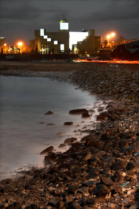 无人,竖图,室外,夜晚,海洋,天际线,建筑,路灯,西班牙,海岸线,现代,鹅卵石,摄影,照亮,伊比利亚半岛,会堂,大西洋群岛,大加纳利,海滩,彩图