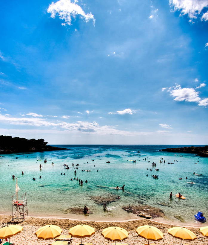 竖图,俯视,室外,白天,度假,海洋,水,意大利,一排,整齐,伞,沙子,雨伞,遮阳伞,地平线,水平线,云,阳伞,排列,蓝色,天空,摄影,太阳伞,队列,南欧,剪影,逆光,救生舱,海滩,休闲活动,彩图,高角度拍摄,旅行