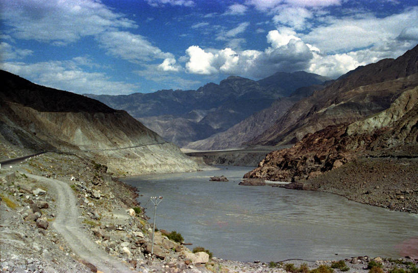 无人,横图,室外,白天,旅游,度假,河流,石头,美景,山,山脉,峡谷,路,公路,巴基斯坦,亚洲,石子,地形,景观,云,山谷,联系,娱乐,风景,天空,自然,享受,休闲,景色,放松,摄影,岩层,自然风光,南亚,沟壑,喜马拉雅山脉,巴基斯坦伊斯兰共和国,印度河,印度次大陆,喀喇昆仑山,石块,岩石,彩图,旅行,喀喇昆仑