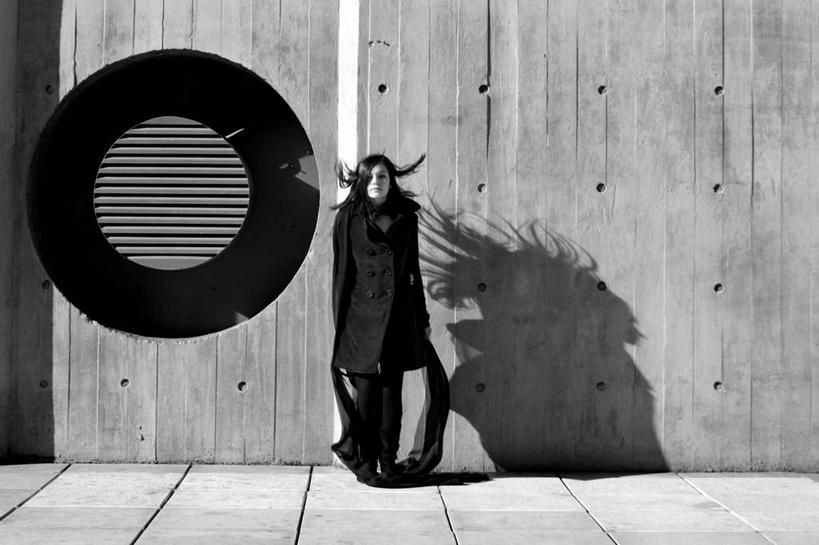 西方人,成年人,一个人,站,横图,黑白,室外,白天,正面,风,阿根廷,欧洲,欧洲人,仅一个年轻女性,仅一个女性,仅一个人,阴影,墙,首都,外套,空调,南美,个性,摄影,肖像,布宜诺斯艾利斯,年轻女性,女人,女性,白种人,年轻人,乱发