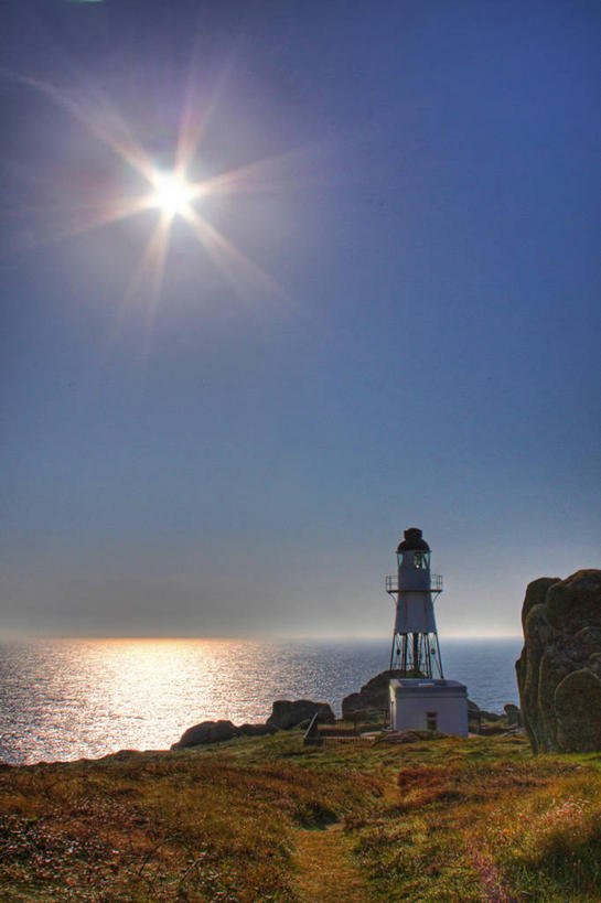 无人,竖图,室外,白天,镜头眩光,海洋,道路,英国,信息,水平线,灯塔,交通,方向,风景,摄影,引导,指引,宁静,北欧,耀斑,万里无云,航标,康沃尔,彩图,导航,利岛