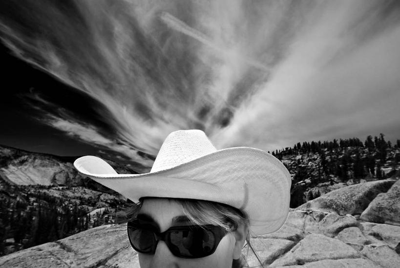 西方人,成年人,中年人,前额,一个人,横图,室外,白天,旅游,度假,欧洲,美国,欧洲人,仅一个女性,仅一个人,行人,游客,游人,云,顶部,路人,旅客,太阳镜,仅一个中年女性,牛仔帽,摄影,加利福尼亚,优胜美地国家公园,过客,女人,女性,中年女性,白种人,旅行