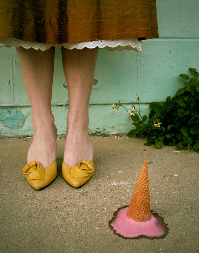 西方人,成年人,一个人,站,竖图,室外,白天,鞋子,欧洲,美国,欧洲人,仅一个年轻女性,仅一个女性,仅一个人,融化,墙,古典,拿着,破坏,饮食,破损,黄色,冰淇淋,摄影,损坏,北美,北美洲,美洲,佛罗里达,佛罗里达州,佛州,阳光州,北亚美利加洲,亚美利加洲,想法,年轻女性,女人,女性,白种人,年轻人,彩图,美利坚合众国,坦帕,冰淇淋蛋卷