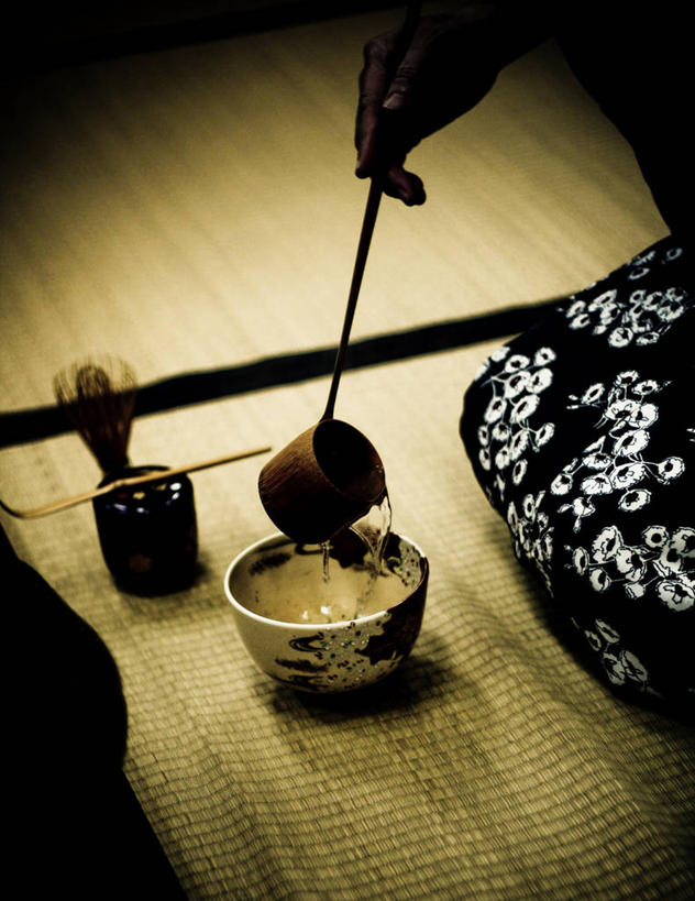 成年人,一个人,竖图,室内,特写,水,印度尼西亚,仅一个女性,倒,木制,茶道,首都,热,拿着,饮食,碗,摄影,长柄勺,雅加达,跪着,彩图,传统文化