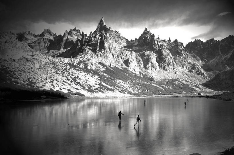 横图,俯视,黑白,室外,白天,滑冰,湖,山脉,阿根廷,五个人,冰,云,冬天,摄影,剪影,冬季运动,巴塔哥尼亚,潟湖,巴里洛切,自然地理,休闲活动,高角度拍摄