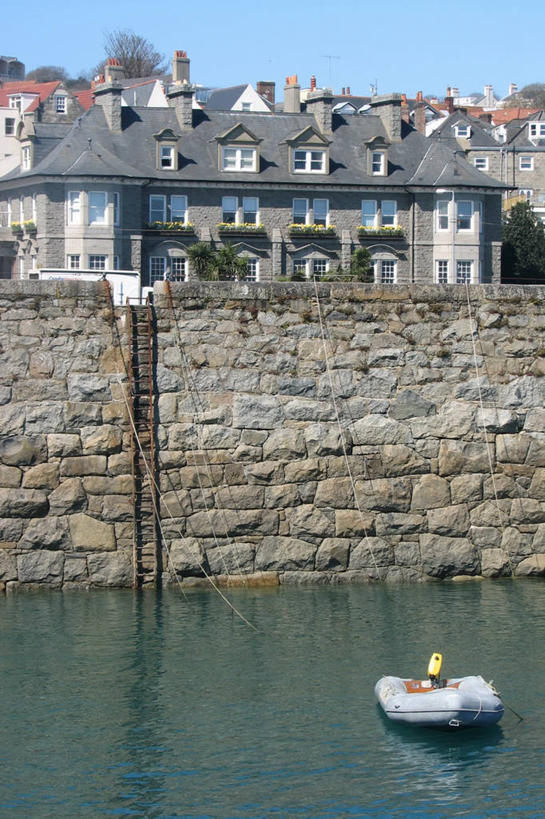 无人,竖图,室外,白天,海洋,城市,建筑,英国,漂浮,梯子,房屋,围墙,摄影,保护,圣彼得港,彩图,海港,充气艇