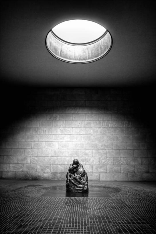 无人,母亲,儿子,竖图,黑白,室内,白天,日光,德国,艺术,雕像,墙,洞,首都,柏林,一个,摄影,单个,尸体,死亡,关爱,殒命,灭亡,尸身,遗体,损失,尸首