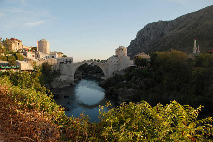 无人,横图,俯视,室外,白天,度假,河流,美景,山,城市风光,城市,建筑,反射,景观,古城,娱乐,拱桥,享受,休闲,景色,放松,摄影,灌木,莫斯塔尔,彩图,高角度拍摄,波斯尼亚和黑塞哥维那