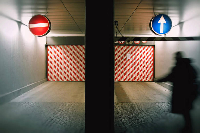 一个人,横图,室内,运动模糊,通讯,指示牌,德国,条纹,朦胧,模糊,标志,文字,警告,方向,标识,慕尼黑,箭头,红色,蓝色,警示,摄影,离开,禁止,照亮,提醒,指向,提示,限制,剪影,簇,巴伐利亚,危险,彩图