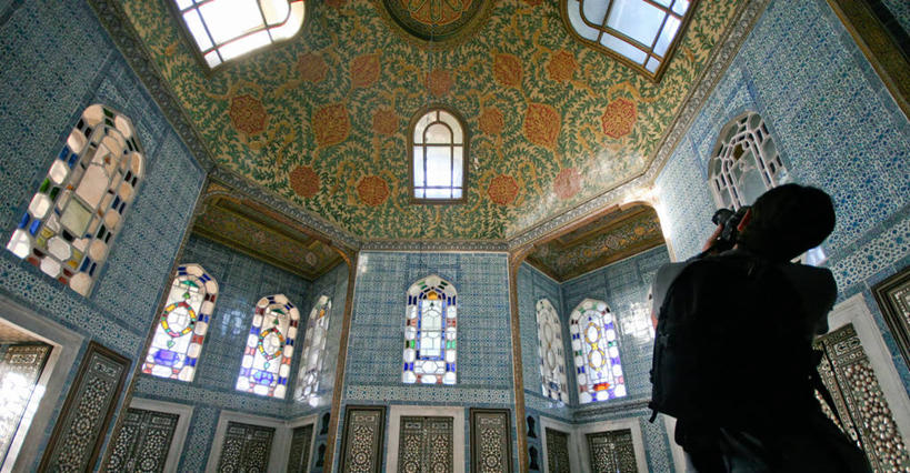 西方人,一个人,教堂,宫殿,站,横图,室内,白天,仰视,旅游,建筑,相机,欧洲,欧洲人,行人,游客,游人,花纹,图案,路人,旅客,拍照,背面,摄影,伊斯坦布尔,托普卡匹皇宫,奥斯曼帝国,彩色玻璃,过客,白种人,年轻人,半身,彩图,低角度拍摄