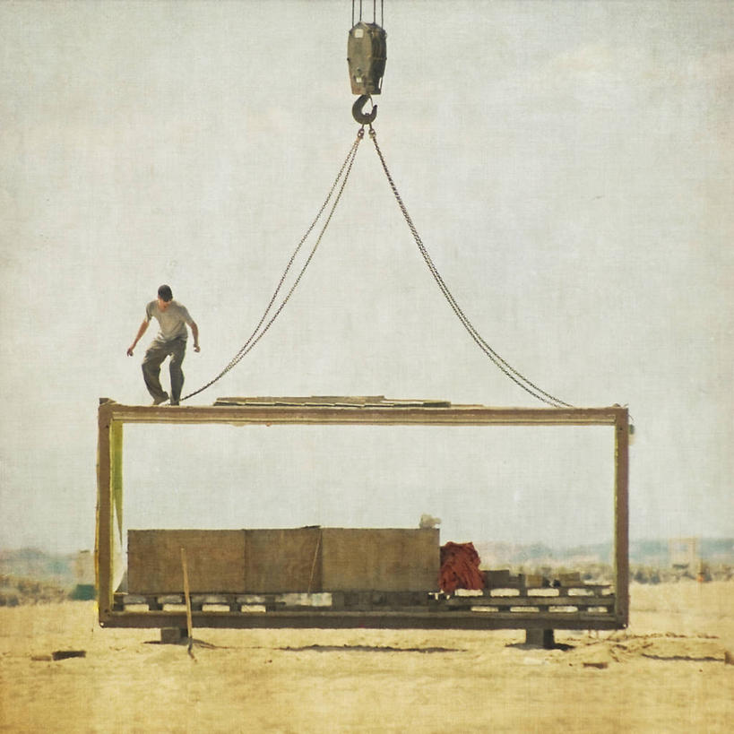 成年人,中年人,一个人,站,方图,室外,白天,建筑业,法国,仅一个男性,仅一个人,仅一个中年男性,T恤,注视,牛仔裤,休闲装,盒子,绳子,观察,看,摄影,观看,搬家,吊钩,察看,关注,改变,搬迁,男人,男性,中年男性,海滩,彩图,建筑结构