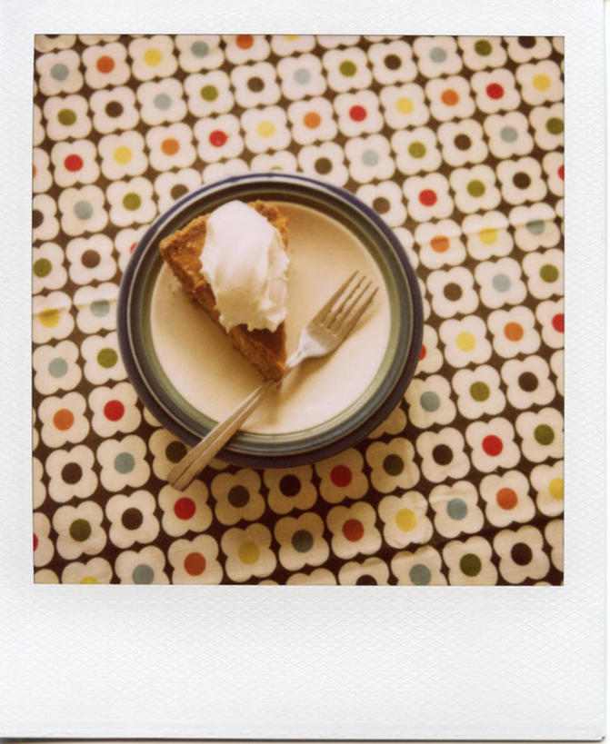 点心,面包,无人,竖图,俯视,室内,白天,留白,桌子,美国,切开,叉,食品,面点,吐司,桌布,食物,糕点,盘子,奶油,切,摄影,法式面包,清新,剖面,吐司面包,切面,式样,南瓜派,彩图,高角度拍摄,多士,听型面包