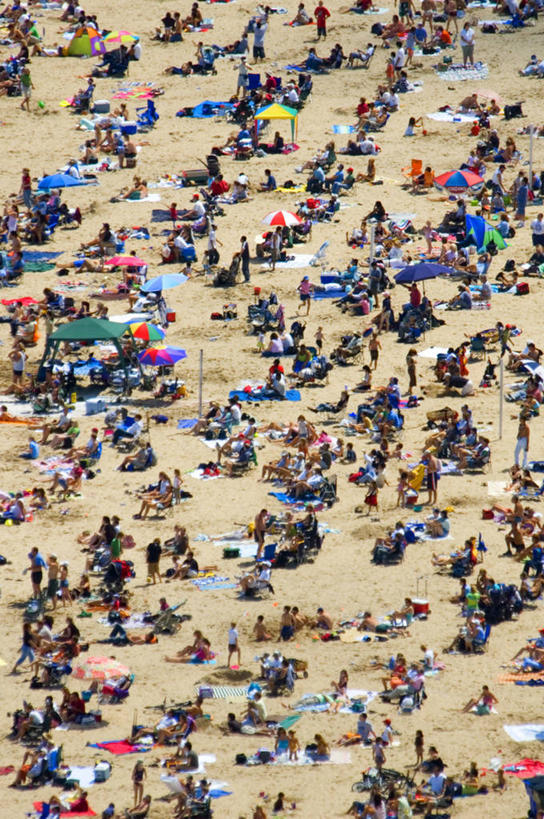 竖图,俯视,室外,白天,度假,美国,行人,游客,游人,节日,沙子,遮阳伞,许多人,路人,旅客,夏天,一群人,放松,摄影,群众,伊利诺斯州,芝加哥市,过客,海滩,休闲活动,彩图,高角度拍摄