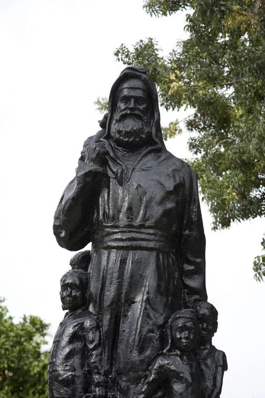 无人,竖图,室外,白天,正面,欧洲,土耳其,标志,雕像,符号,历史,标识,树,地标建筑,摄影,手艺,青铜,性别符号,圣人,圣尼古拉斯,彩图,主教冠,男性符号,迈拉