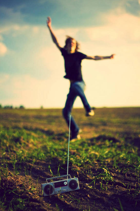 成年人,一个人,举,竖图,室外,旅游,度假,日出,美景,植物,德国,仅一个男性,仅一个人,地平线,景观,田地,辽阔,地面,音乐,T恤,牛仔裤,休闲装,娱乐,仅一个年轻男性,一个,自然,收音机,托,享受,休闲,广阔,景色,放松,摄影,单个,一望无际,享乐,自然风光,延伸,天地相交,无边无际,一马平川,无忧无虑,男人,男性,年轻男性,年轻人,举起,举手,举着,向上举,向上伸,向上托,彩图,欢乐,舞蹈