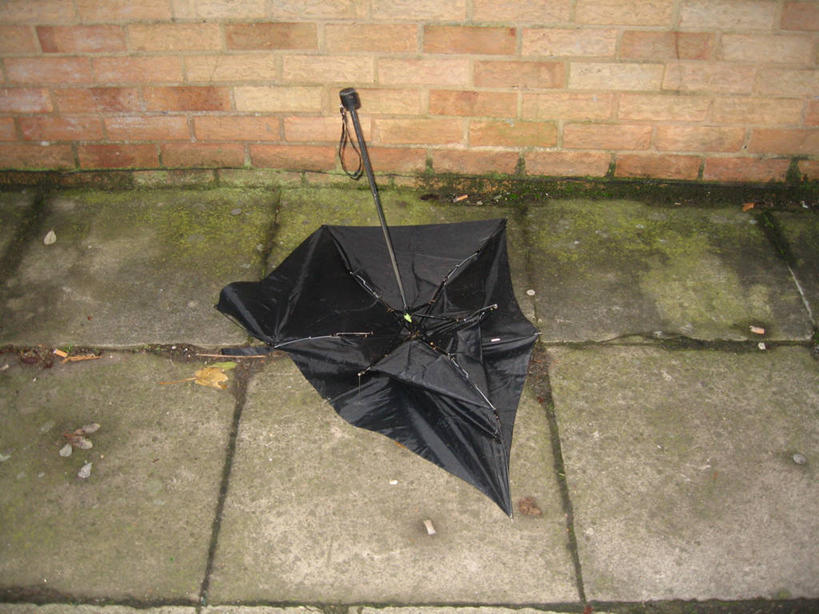 无人,躺,横图,室外,白天,英国,废弃,木制,伞,人行道,首都,砖墙,一个,摄影,单个,报废,废物,丢弃,放弃,抛弃,摈弃,彩图,屏弃,损失,摈斥,摒除