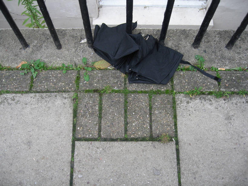 无人,横图,室外,白天,英国,废弃,篱笆,人行道,首都,一个,摄影,肮脏,单个,报废,废物,丢弃,放弃,抛弃,邋遢,龌龊,污秽,摈弃,彩图,屏弃,损失,摈斥,摒除