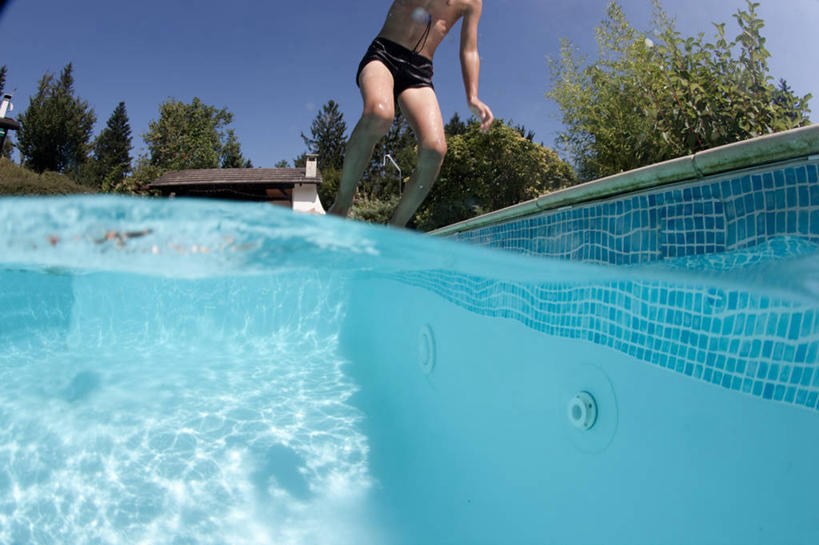 少年,一个人,游泳池,跳,横图,室外,白天,法国,仅一个男性,仅一个人,泳裤,瓷砖,树,仅一个年轻男性,放松,摄影,部分,男人,男性,年轻男性,休闲活动,彩图