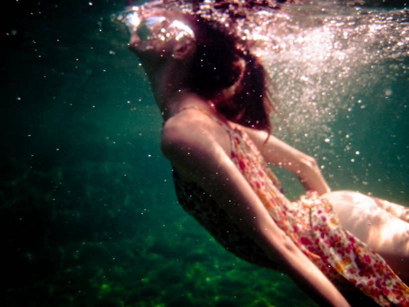 游泳,成年人,一个人,横图,白天,侧面,自由,水下,水,法国,仅一个年轻女性,仅一个女性,仅一个人,泡泡,放松,摄影,马尾辫,式样,年轻女性,女人,女性,年轻人,仰头,彩图,太阳裙