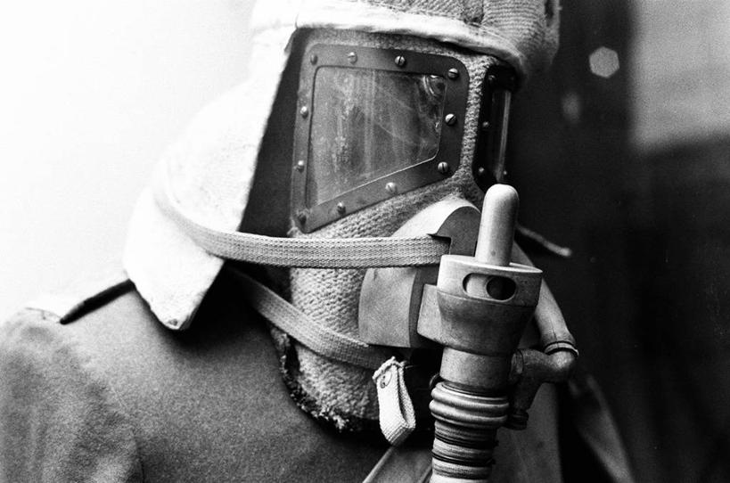 脸,头,脸颊,一个人,横图,黑白,特写,白天,技术,比利时,首都,历史,肩膀,战争,遮,遮掩,摄影,古董,保护,掩盖,遮挡,肖像,遮盖,布鲁塞尔,防毒面罩,掩饰,危险,头部,脸部,脸蛋,面部,第一次世界大战