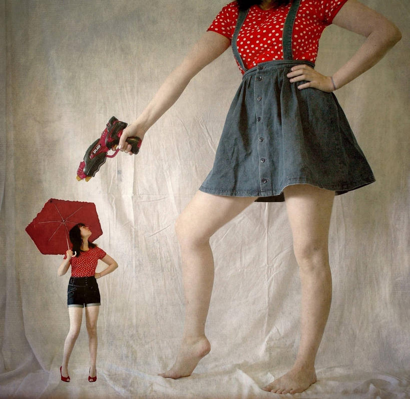 西方人,成年人,一个人,站,横图,裙子,纺织品,欧洲,欧洲人,仅一个年轻女性,仅一个女性,仅一个人,米色背景,伞,斑点,T恤,休闲装,红色,叉腰,向上看,赤脚,摄影,巨大,庞大,幽默,玩具枪,瞄准,反差,计算机制图,宏大,硕大,伟大,年轻女性,女人,女性,白种人,年轻人,彩图