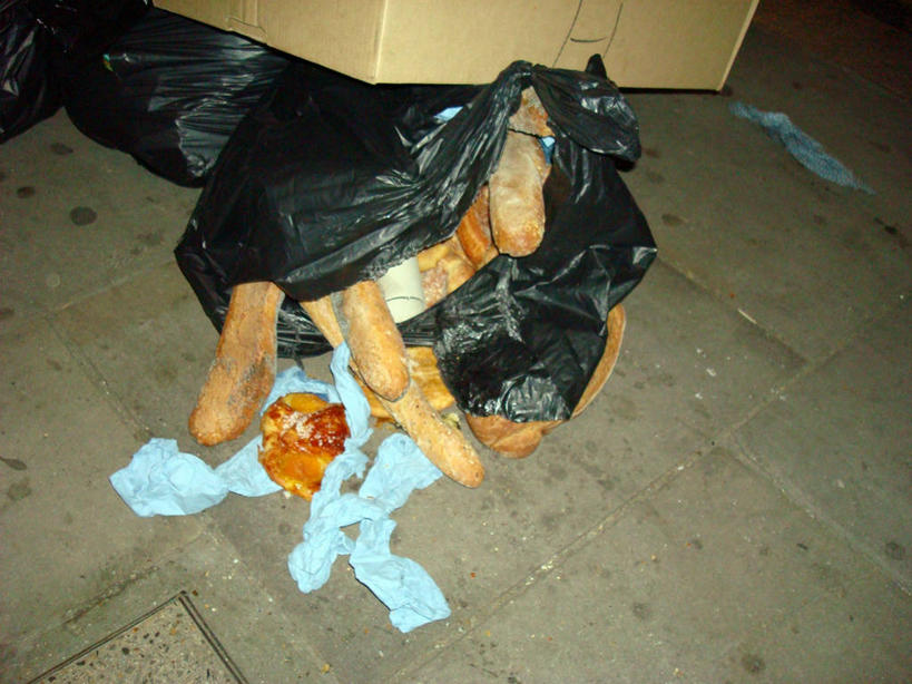 无人,横图,夜晚,英国,废弃,纸,人行道,垃圾,首都,凌乱,塑料袋,饮食,摄影,肮脏,报废,卷筒纸,垃圾袋,垃圾场,污染,腐烂,废物,丢弃,法式食品,放弃,抛弃,邋遢,法式长棍面包,龌龊,污秽,摈弃,彩图,屏弃,摈斥,摒除,巷