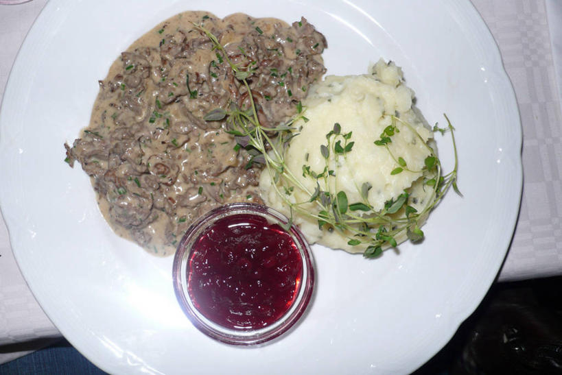 横图,俯视,室内,白天,晚餐,桌子,蔬菜,土豆,瑞典,新鲜,肉,食品,土豆泥,首都,桌布,食物,盘子,摄影,有机食品,绿色食品,百里香,保存,健康食物,奶油沙司,馍馍蛋,洋芋,山药蛋,马铃薯,彩图,高角度拍摄