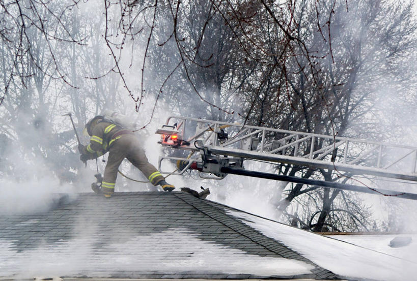 成年人,一个人,消防员,站,横图,室外,白天,工作服,制服,风险,安全,火,加拿大,仅一个男性,工作,梯子,房屋,屋顶,防护,燃烧,树,烟,摄影,保护,动作,保险,防护服,保全,周全,安稳,安定,工作制服,英雄,安大略省,援救,平安,危险,彩图,工作套服
