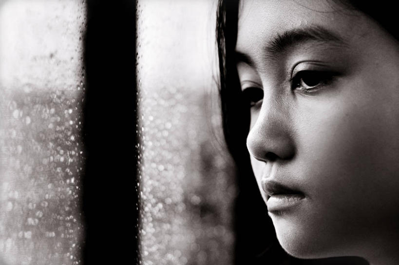 儿童,一个人,横图,黑白,室内,特写,白天,纯洁,雨,窗户,菲律宾,仅一个女性,仅一个人,注视,小孩,观察,看,仅一个小孩,思考,个性,可爱,童年,童趣,人体,摄影,头像,观看,察看,关注,肖像,童真,东亚人,烂漫,无邪,悲哀,天真,女孩,女人,女性,亚洲人,孩子,彩图,女生,奎松城