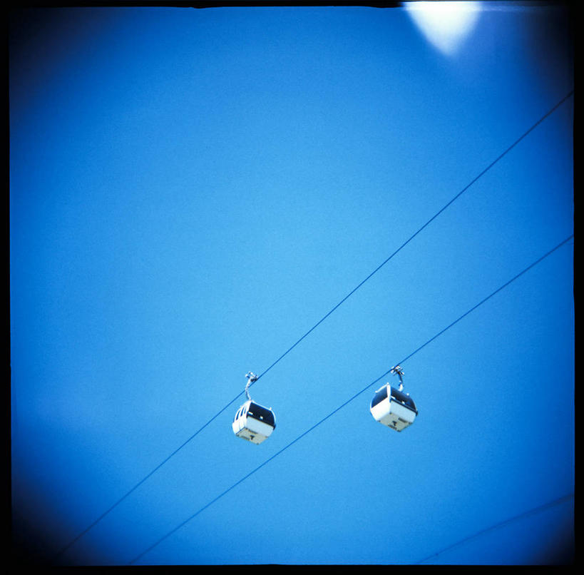 无人,横图,室外,白天,仰视,葡萄牙,首都,联系,里斯本,缆车,两个,蓝色,交通工具,运输,摄影,索道,万里无云,缆索铁路,彩图,低角度拍摄,晕影