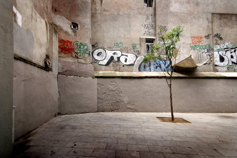 无人,横图,室外,白天,建筑,西班牙,巴塞罗那,庭院,公寓,树,摄影,彩图,旅行,涂鸦,居住区