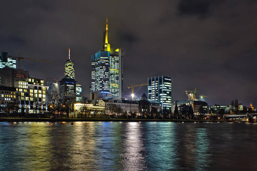 无人,横图,室外,夜晚,商务,河流,天际线,建筑,摩天大楼,德国,欧洲,反射,金融,摄影,生长,照亮,企业,公司,西欧,市区,德意志联邦共和国,法兰克福,黑森州,莱茵河,支流,金融区,彩图,美因河