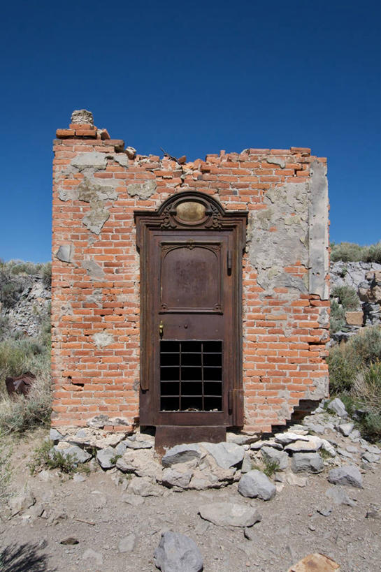 无人,竖图,室外,白天,失败,门,建筑,美国,破碎,地平线,地形,辽阔,地面,破坏,砖墙,破损,广阔,摄影,一望无际,粉碎,损坏,北美,北美洲,加利福尼亚,延伸,毁坏,美洲,生存,摧毁,加州,加利福尼亚州,万里无云,金州,黄金州,天地相交,北亚美利加洲,亚美利加洲,无边无际,一马平川,破败,莫诺县,波地州立历史公园,彩图,毛石,美利坚合众国