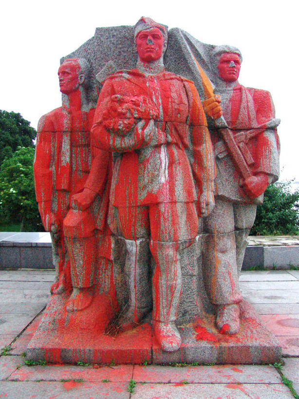 无人,竖图,白天,骄傲,雕塑,保加利亚,士兵,标志,符号,破坏,标识,战争纪念碑,破损,红色,武器,战争,摄影,涂料,损坏,性别符号,英雄,共产主义,彩图,男性符号