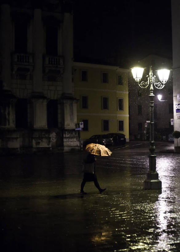 成年人,一个人,广场,竖图,室外,夜生活,雨,建筑,路灯,意大利,仅一个女性,湿,反射,伞,古城,天气,摄影,照亮,威尼托大区,维琴察,步行,彩图,旅行