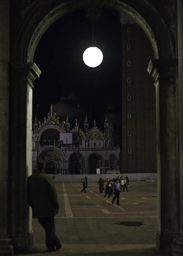 成年人,一个人,广场,竖图,室外,夜晚,旅游,夜生活,建筑,路灯,意大利,威尼斯,仅一个男性,行人,游客,游人,拱门,古城,路人,旅客,靠,靠着,思考,摄影,照亮,意大利文化,威尼托大区,圣马可大教堂,过客,彩图,大教堂
