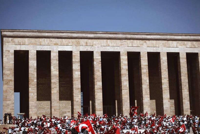 横图,室外,白天,建筑,欧洲,一排,整齐,柱子,首都,许多人,排列,社区,一群人,摄影,队列,群众,土耳其文化,土耳其国旗,安卡拉,彩图