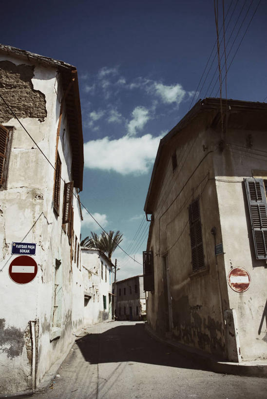 无人,竖图,室外,白天,城市,建筑,街道,指示牌,日光,塞浦路斯,亚洲,堆积,标志,文字,房屋,角落,树荫,首都,警告,标识,警示,摄影,禁止,风化,提醒,提示,限制,西亚,塞浦路斯共和国,尼科西亚,风蚀,石化,风蚀地貌,岩石层,危险,岩石,彩图,旅行